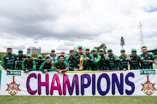 Pakistan wins tri-series in nail-biter final against Australia